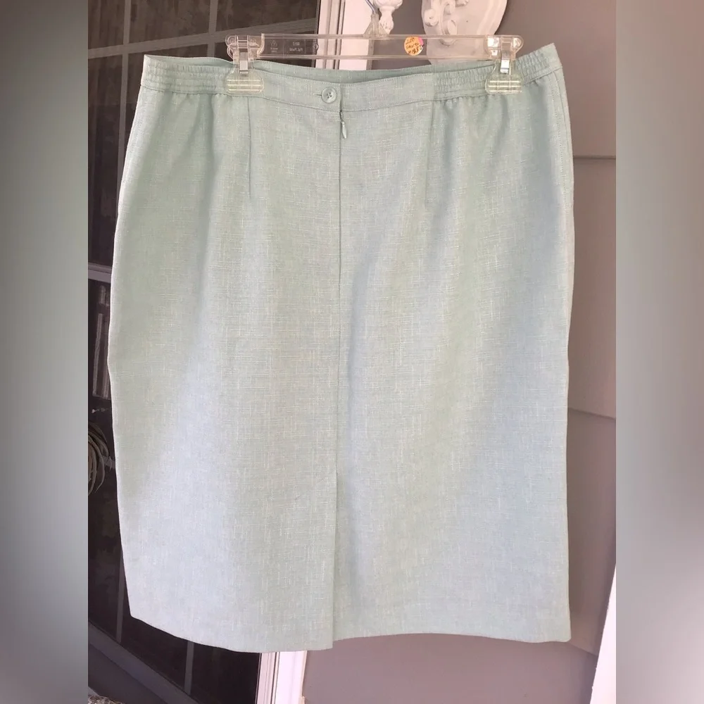 Alfred Dunner Women's Skirt aqua color 16p button zip back Waist Stretchy. NWOT - Picture 2 of 9